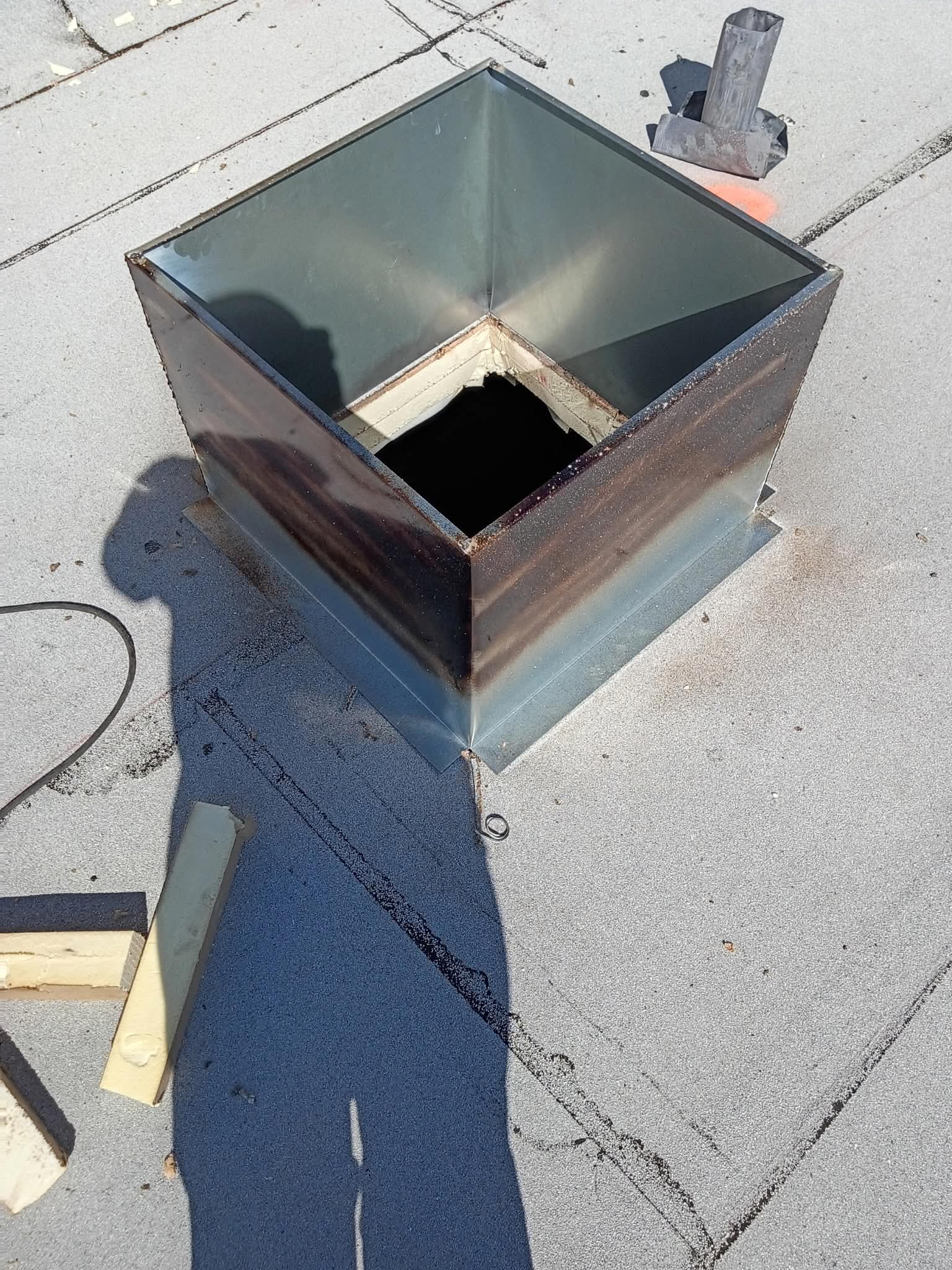 Flat roof curb flashing